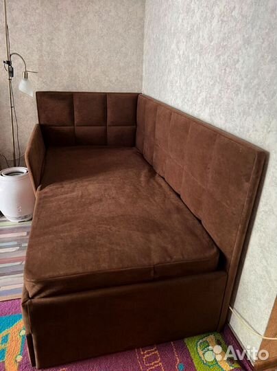 Детская кровать со спинкой