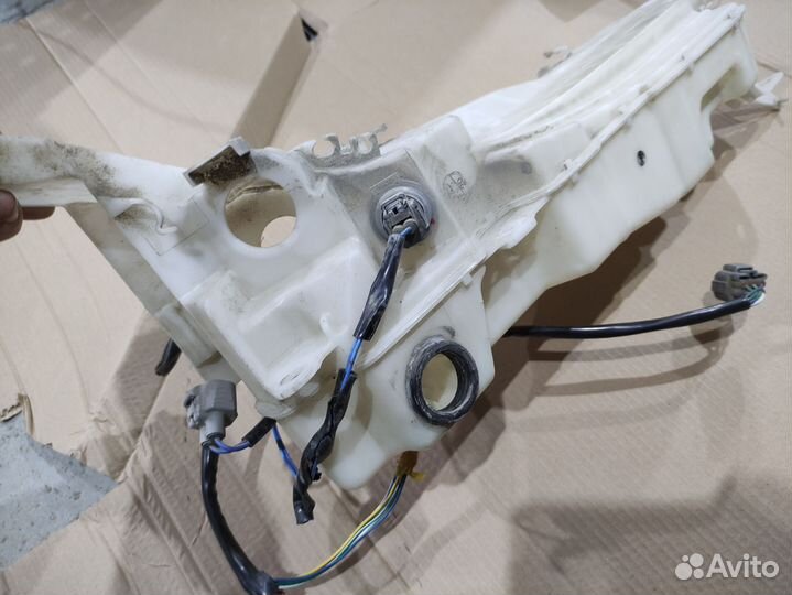 Бачок омывателя на тойоту lk200, Lexus lx570