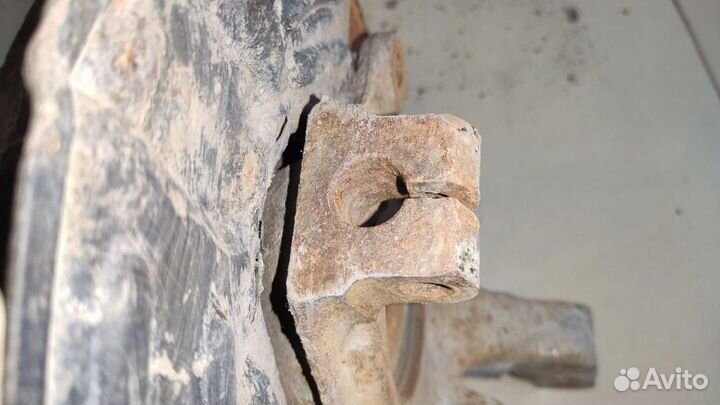 Кулак передний правый Renault Symbol рест. 2005