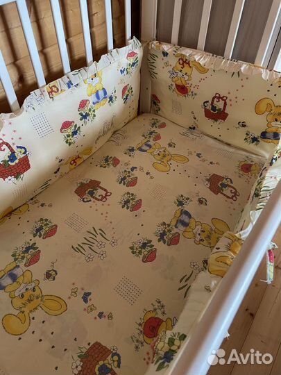 Бортики в кроватку + 2 комплекта постельного белья