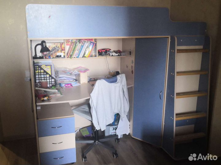 Кровать чердак со столом и шкафом
