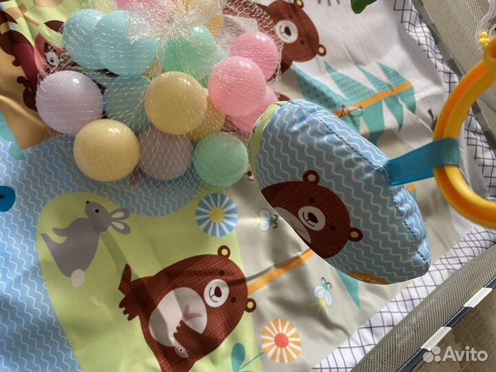 Развивающий коврик с игрушками