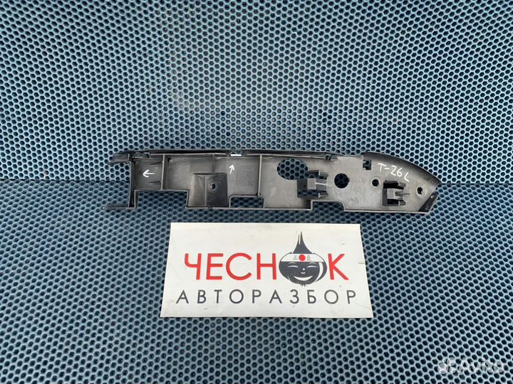 Кронштейн переднего бампера левый VW Touareg GP