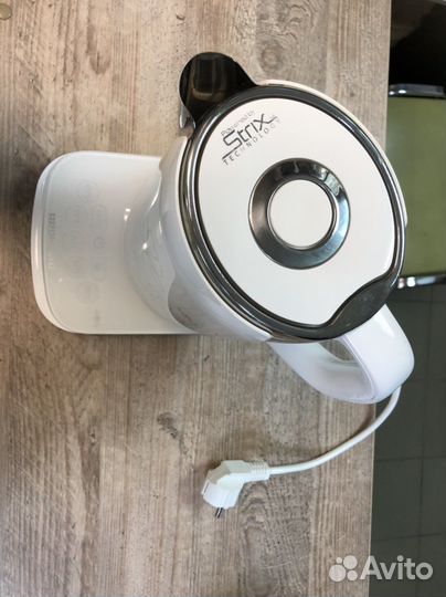 Чайник электрический на подиуме