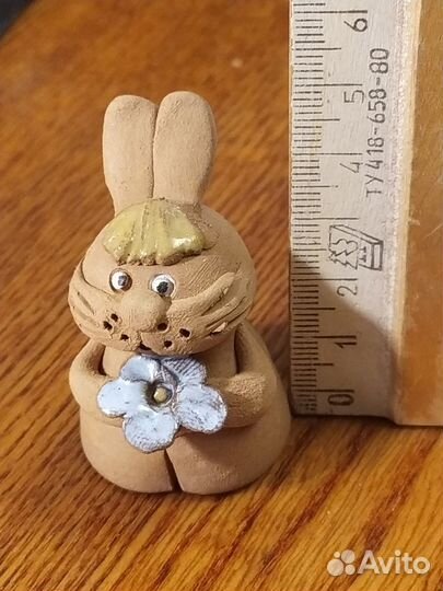 Фигурки (сувениры) зайчиков из глины и нефрита