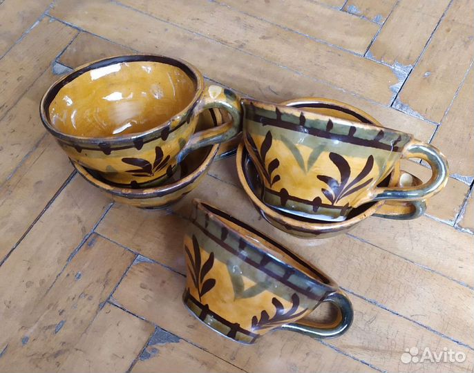 Набор глиняных чашек