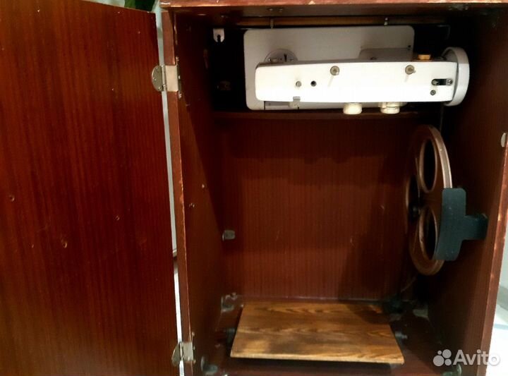 Швейная машинка ножного привода с тумбочкой