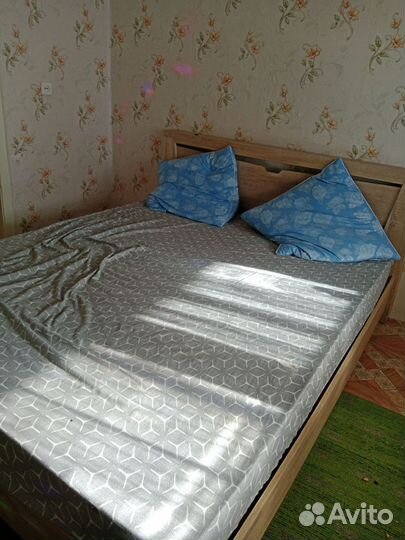 Кровать двухспальная с новым матрасом