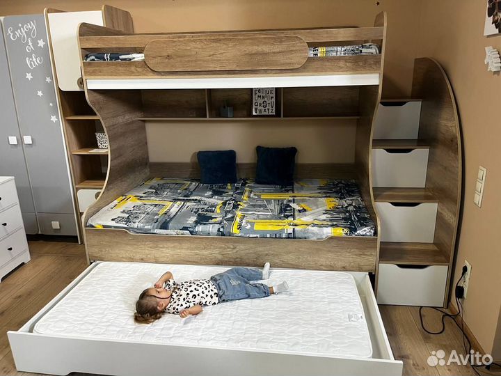 Двухъярусная кровать три спальных места