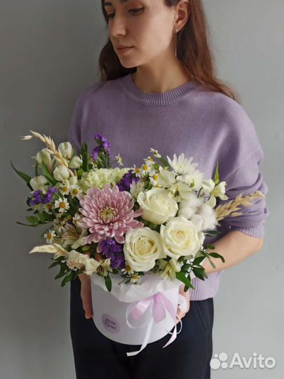 Букет в коробке полевой розы ромашки хризантемы