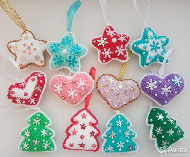 Вязаные елочные игрушки с декором