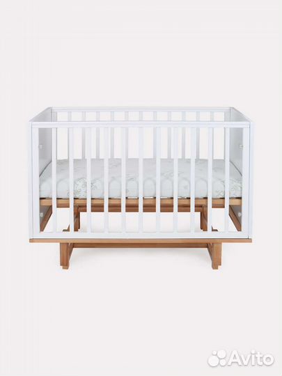 Детская кроватка с маятником