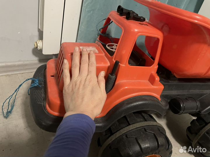 Грузовик игрушка