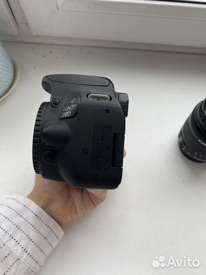 Зеркальный фотоаппарат Canon 200d