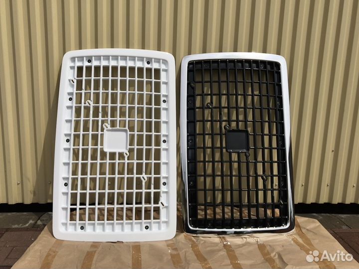 Решетка радиатора Volvo VNL 670-780 белый акрил