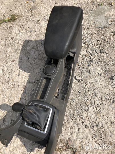 Штатный подлокотник Ford Focus 2