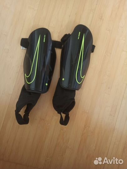 Футбольные щитки nike charge