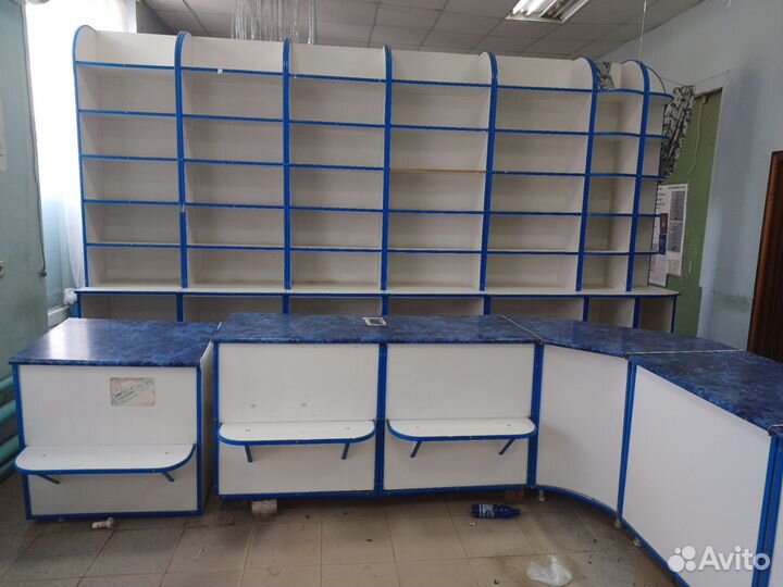 Витрины,прилавки и холодильник