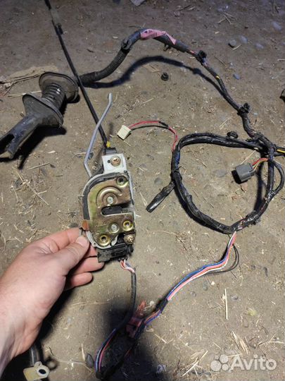 Замок двери передний левый Mitsubishi Lancer 9