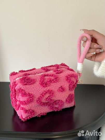 Плюшевая большая розовая косметичка