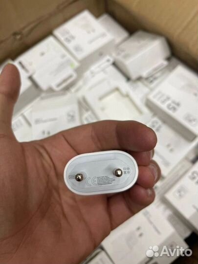Блок зарядки на iPhone