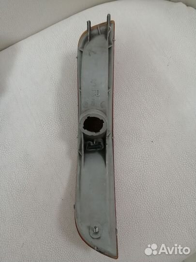 Повторитель в бампер правый Toyota Sprinter AE100