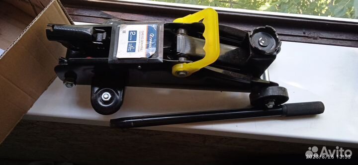 Домкрат подкатной