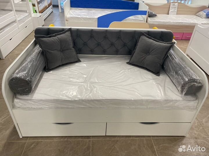 Софа новая с пружинным матрасом