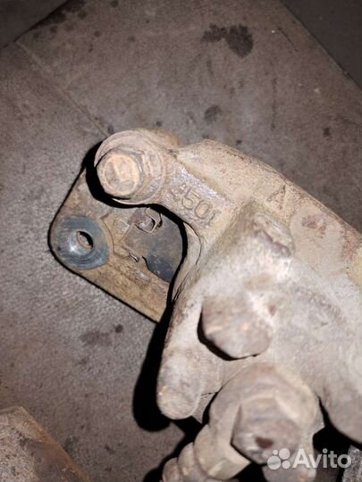 Суппорт передний задний Mitsubishi Pajero 3 V75W