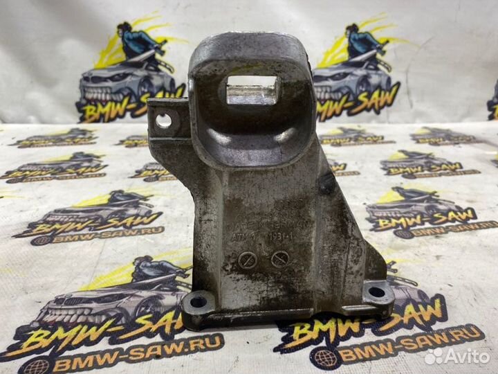 Кронштейн двигателя правый Audi A6 C4 AAH 1996