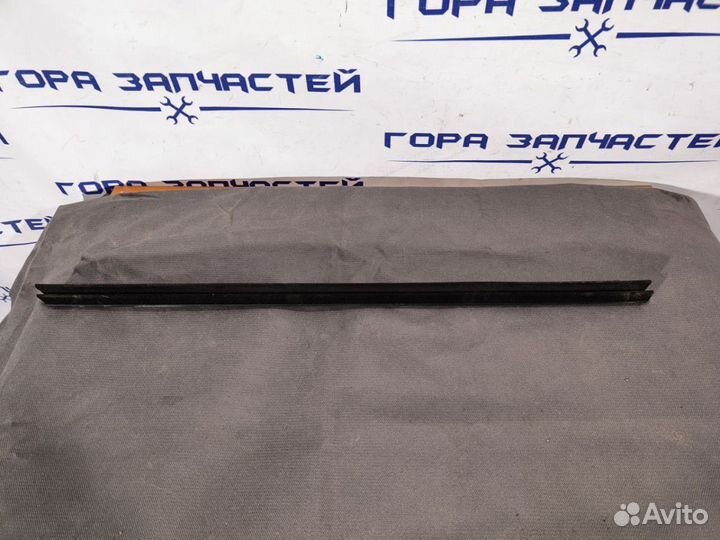 Уплотнитель стекла передний правый Ford Focus 3