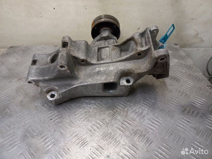 Кронштейн генератора Volkswagen Golf 4 1.4 MPI