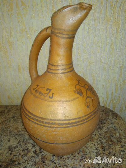 Старый глиняный кувшин