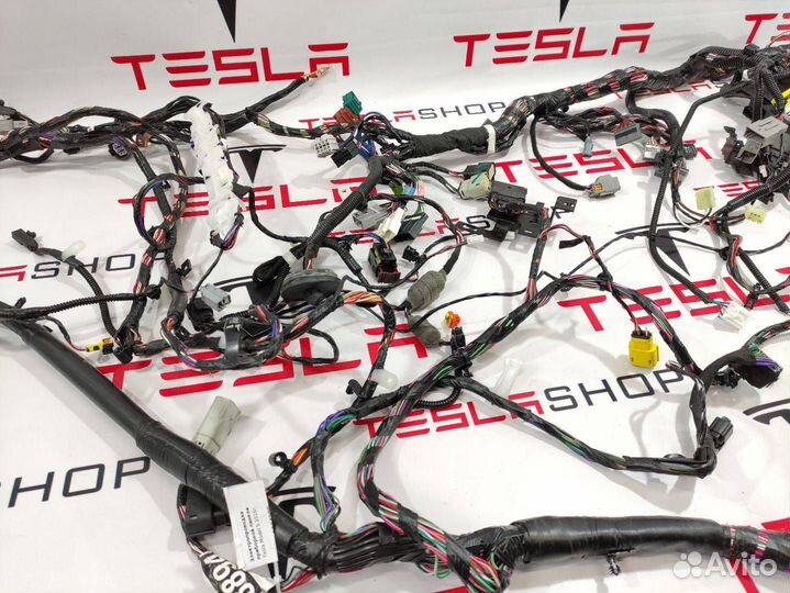 Электропроводка приборной панели кузова Tesla