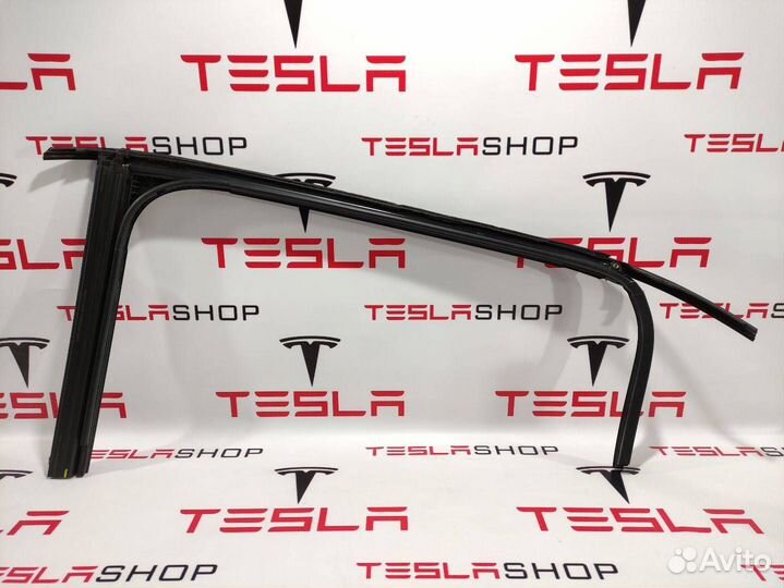 Уплотнитель стекла двери задний правый Tesla