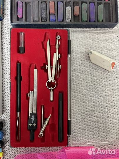 Цветные карандаши, мелки; акриловые краски