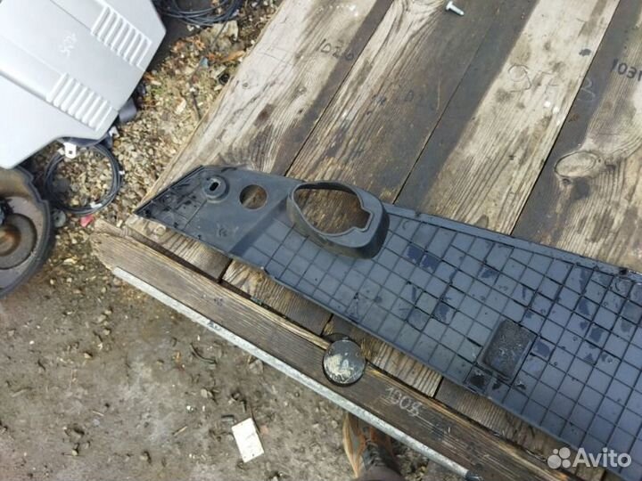 Декоративная крышка двс передняя левая Lexus