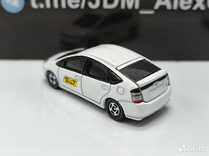 Toyota Prius 1:64, белый цвет, в наличии