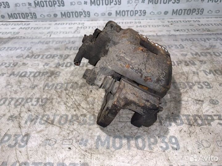 Суппорта передняя правая Mitsubishi L200 2.5 TD