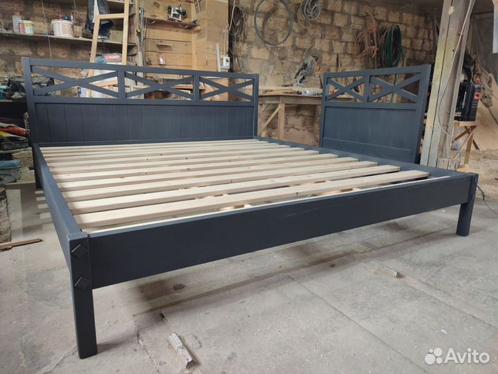 Кровать из массива