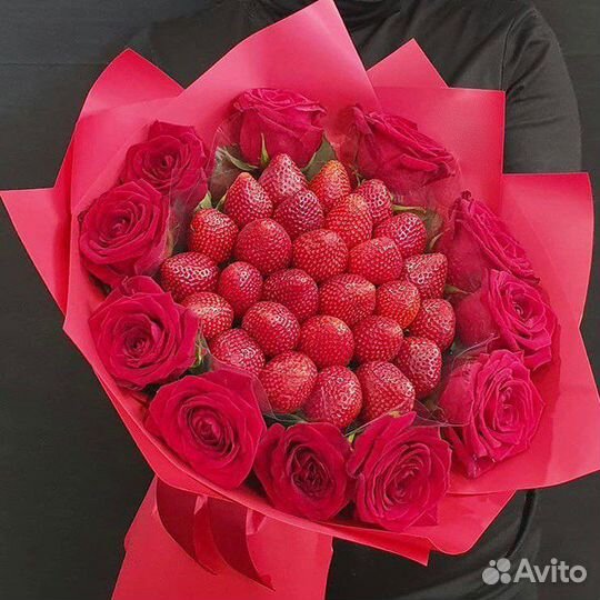 Шикарные букеты из клубники и роз