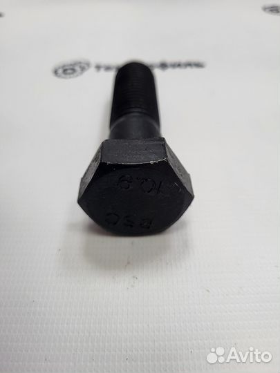 Болт 105R020Y050R катка поддерживающего Case