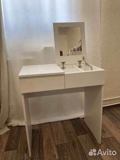Туалетный столик с зеркалом