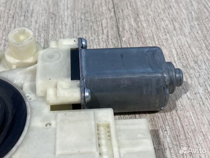 Моторчик стеклоподъемника Skoda Rapid NH3 перед R