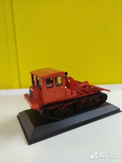 Модель трактора в масштабе 1 43