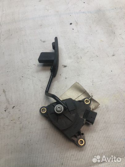 Педаль газа Nissan Tiida C11, HR16