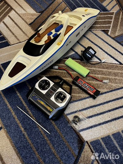 Лодка на пульте управления