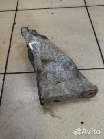 Кронштейн двигателя передний левый Volkswagen