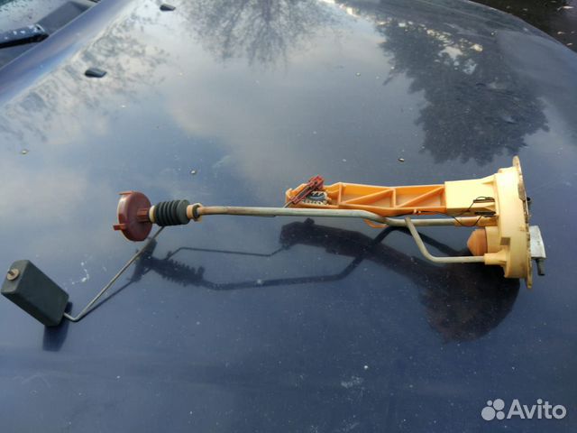 Ауди 100 датчик топлива. Датчик уровня топлива audi 80 b4. Индикатор уровня топлива в баке ауди 100 45 кузов дизель. Ауди 100 датчик топлива. Поплавок топлива ауди 100.