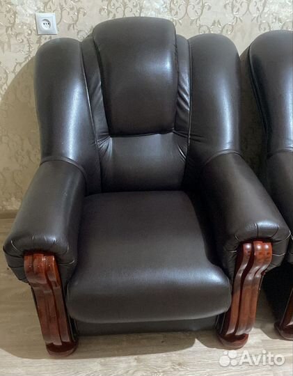 Кожаный диван и 2 кресла